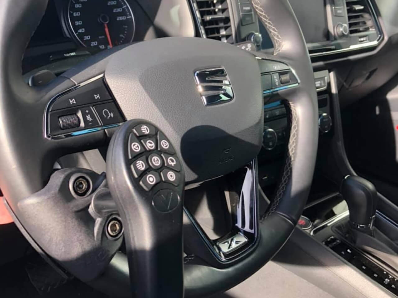 Nachgerüsteter Multifunktions Drehknopf - Fahrhilfe - Seat Ateca - Fricke Behindertenfahrzeuge Oldenburg Bremen Wilhelmshaven (1)