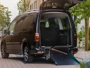 VW Caddy Max mit extra breiter Rampe für Rollstuhlfahrer (1)
