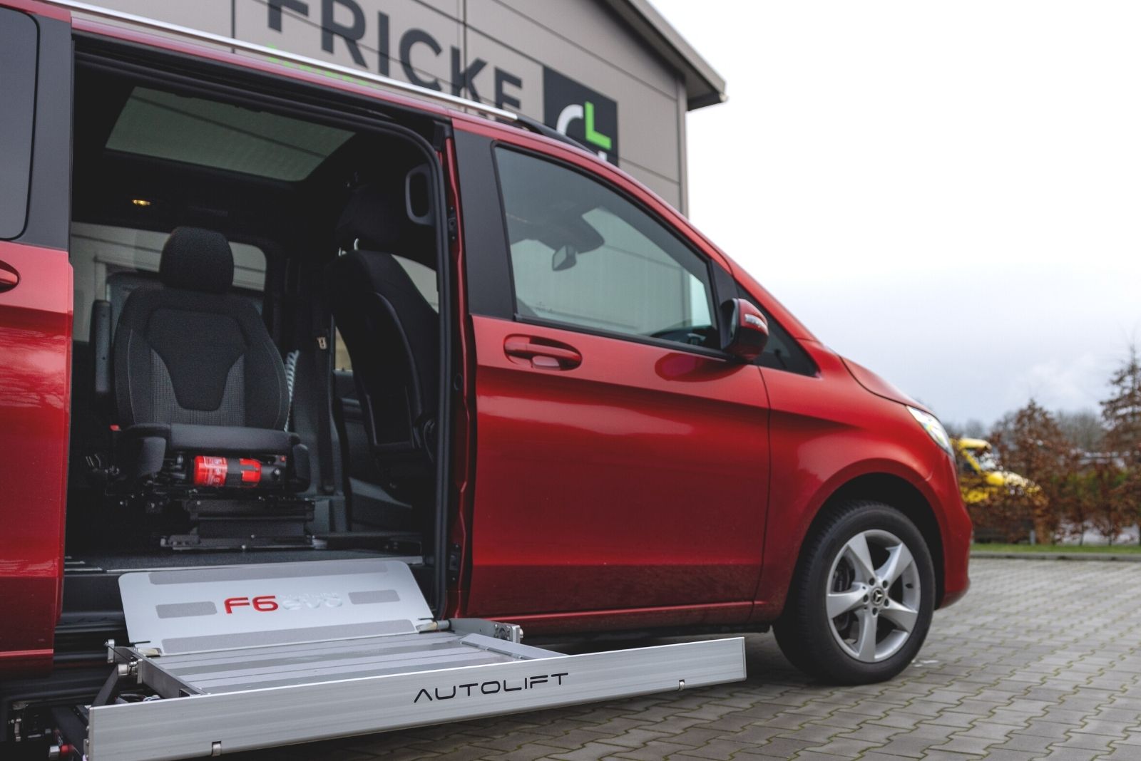 Fricke Behindertenfahrzeuge Sprinter mit Lift