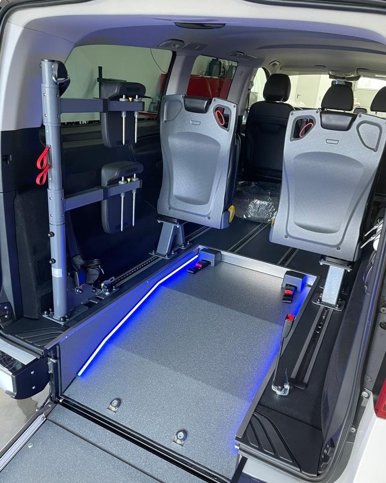 Mercedes Vito mit Rollstuhl-Rampe und Klappsitzen - Fricke Behindertenfahrzeuge (1)