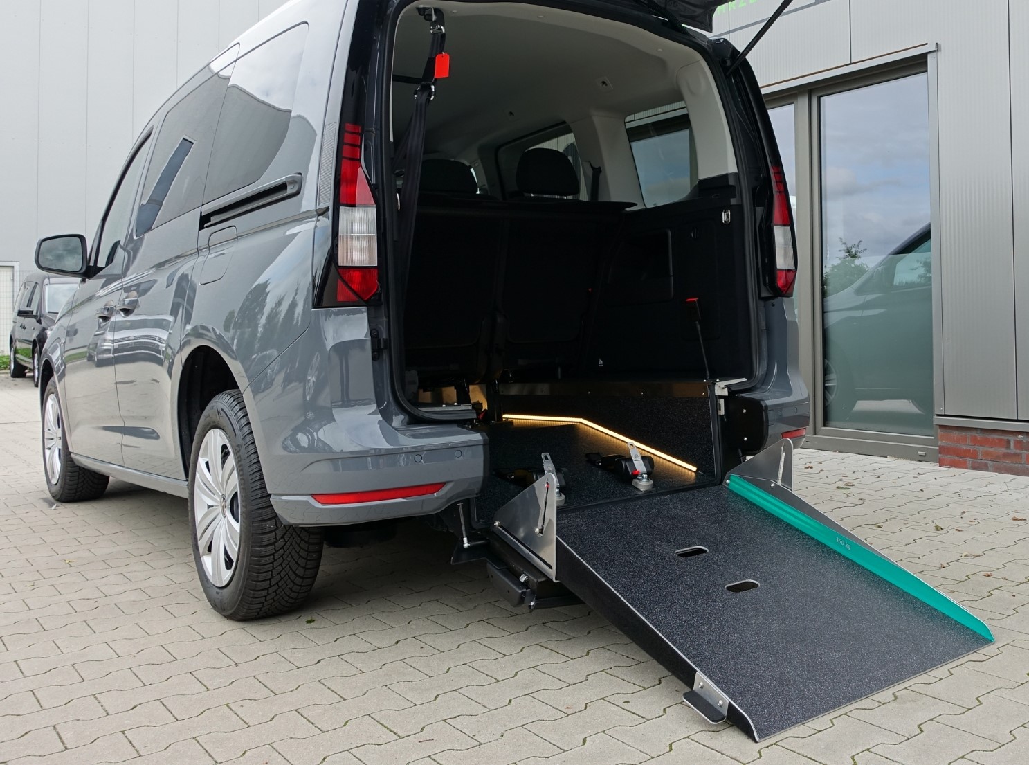 VW Caddy 5 kurz - mit Rollstuhlrampe - Behindertenfahrzeuge ULM